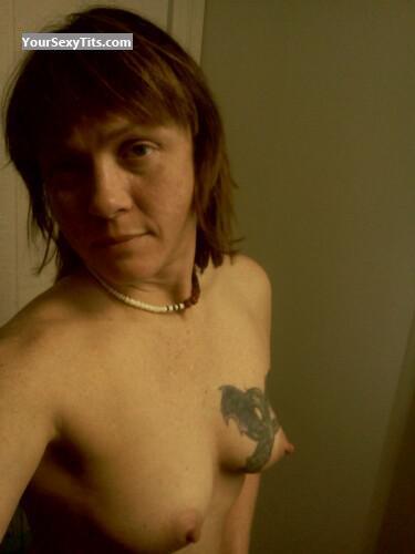 Kleiner Busen Meiner Frau Topless Selbstporträt von No Pantys